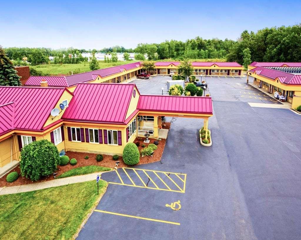 Amherst Inn & Suites المظهر الخارجي الصورة
