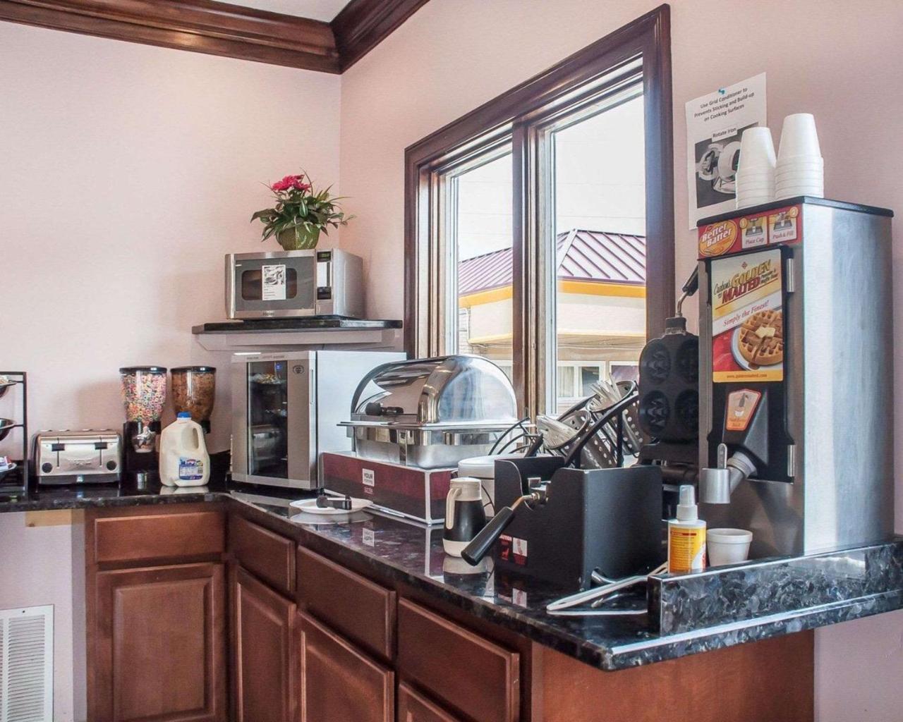 Amherst Inn & Suites المظهر الخارجي الصورة
